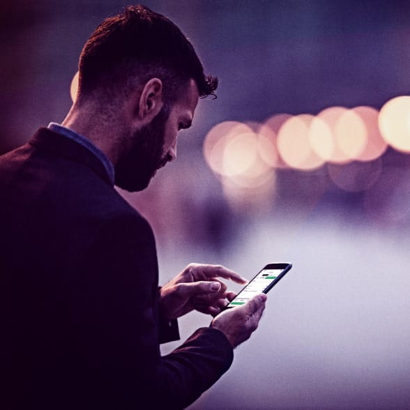 A trader using Smartphone to contact CITYINDEX